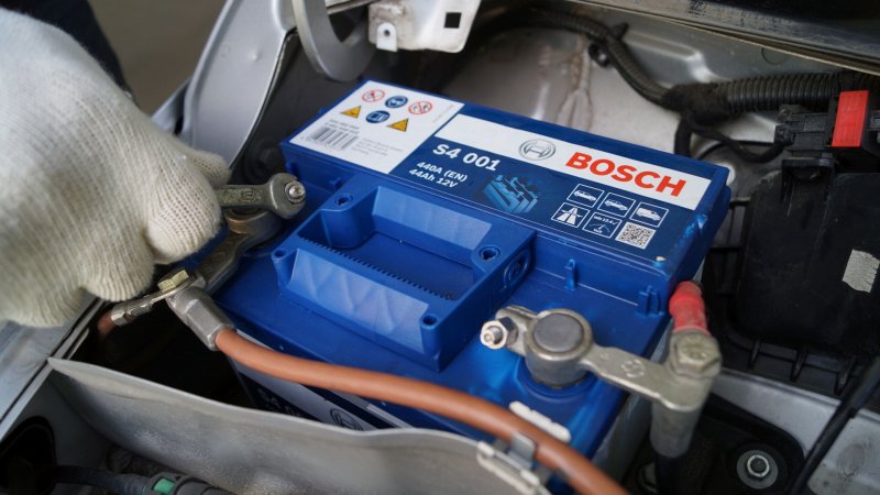 Замена аккумулятора на транспортном средстве Монтаж аккумулятора на авто