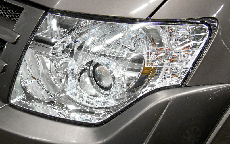 Полировка двух фар на Mitsubishi Pajero