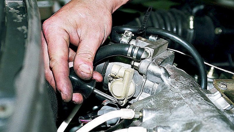 Датчик положения дроссельной заслонки Шевроле Нива: неисправности и процесс замены