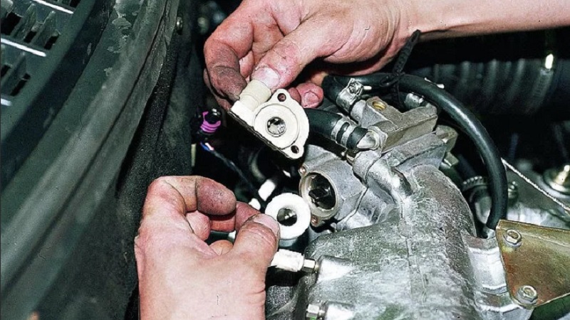 Датчик положения дроссельной заслонки Шевроле Нива: неисправности и процесс замены