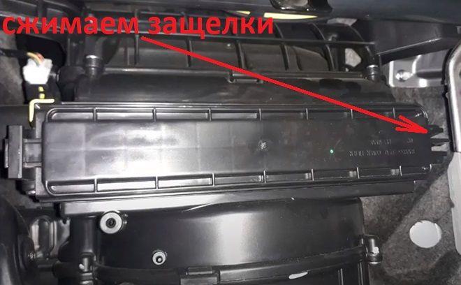 Как поменять салонный фильтр на Хендай Солярис 2