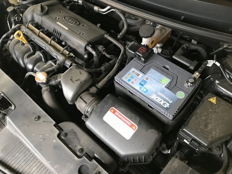 Аккумулятор под капотом автомобиля Киа Рио Под капотом Киа Рио