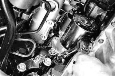 Как снять стартер на Киа Спектра?