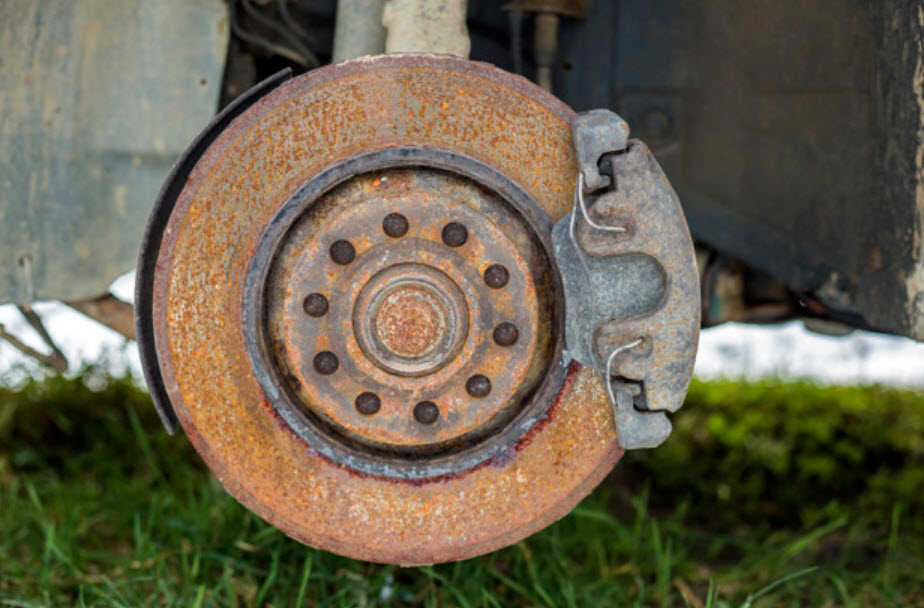 Почему скрипят тормоза при торможении на машине и что делать в этом случае?