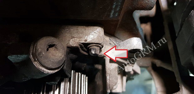 Болт масляного насоса.