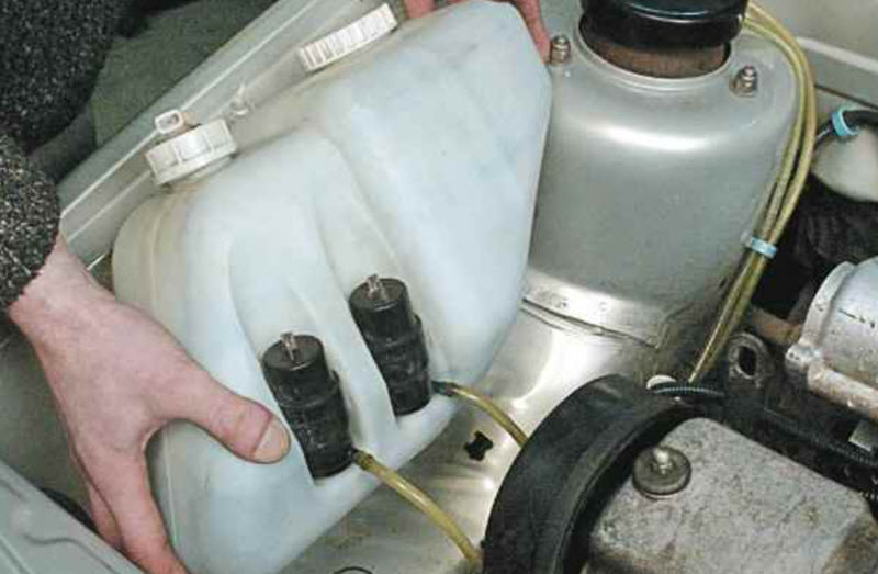 Замёрз бачок омывателя: что делать