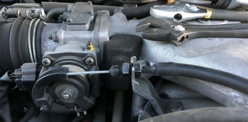 Трос ослаблен дергается двигатель на холостых оборотах ваз