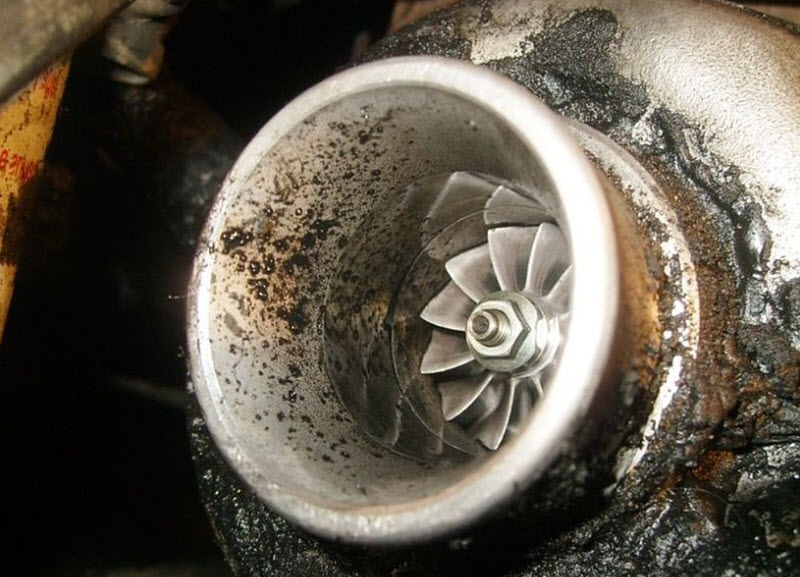 Дизель дымит синим или сизым дымом: причины и последствия