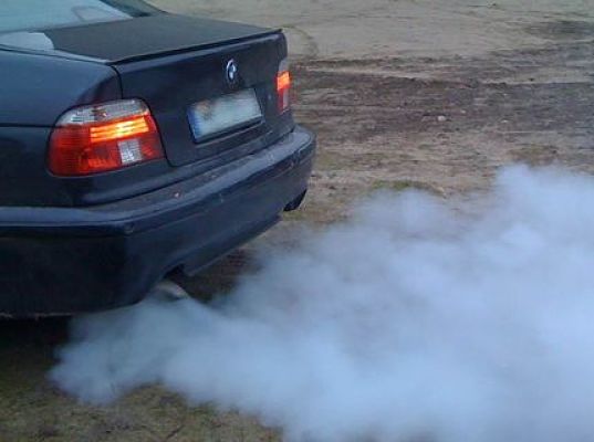 сизый дым двигателя