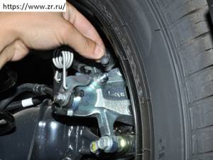 Замена тормозной жидкости Киа Рио 3: лайфхаки и особенности