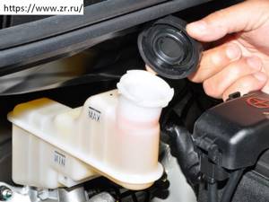 Замена тормозной жидкости Киа Рио 3: лайфхаки и особенности