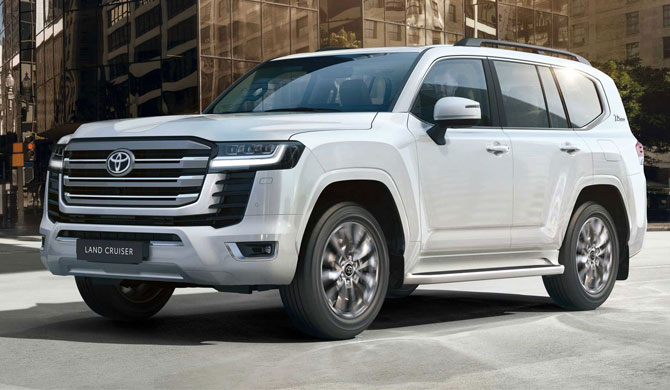 Toyota Land Cruiser 300 - вместительный внедорожник, доступный на российском рынке