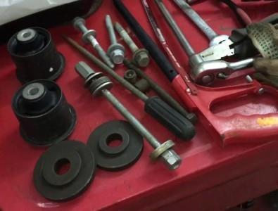 Грамотная замена сайлентблоков задней балки на Солярис своими руками