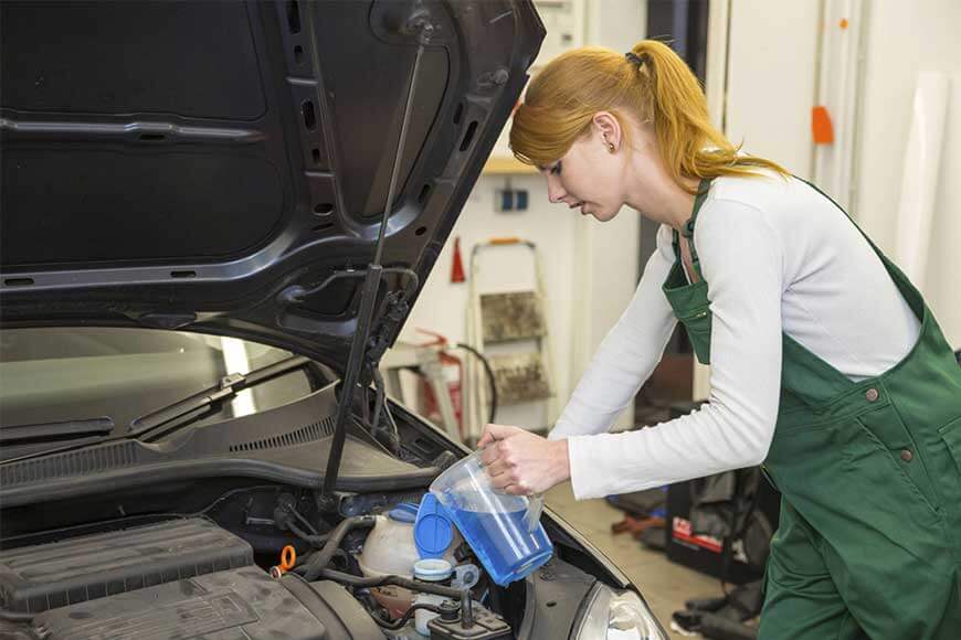 Заливка тосола в бачок