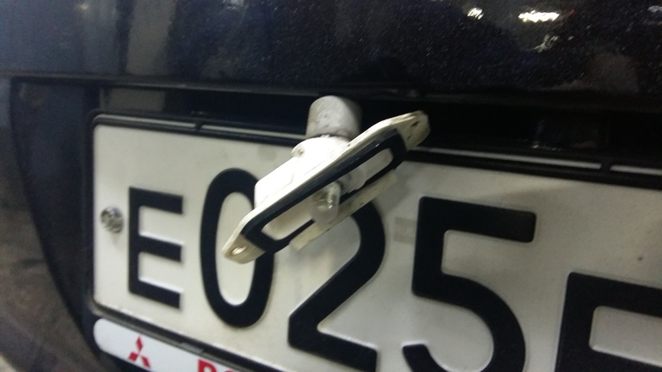 Нужно снять плафон подсветки номера и подключить питание к контактам Как открыть машину, если забыли ключи в салоне