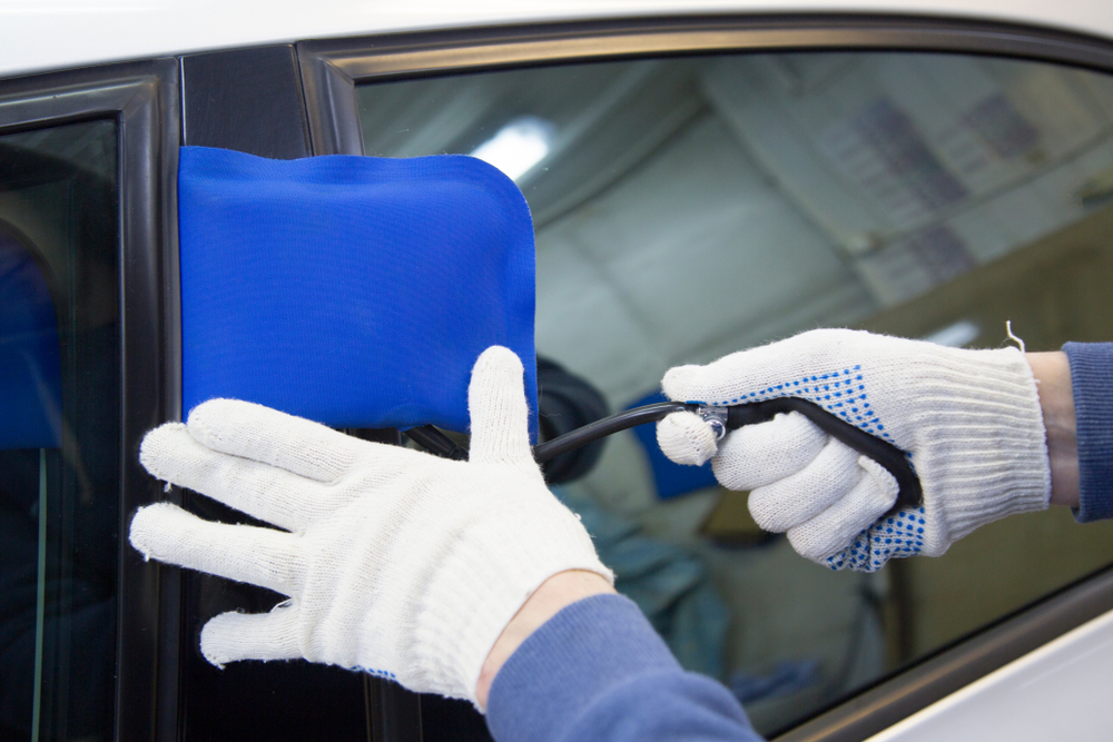 Специалисты используют специальную подушку, в которую накачивают воздух, чтобы приоткрыть дверь Как открыть машину, если забыли ключи в салоне