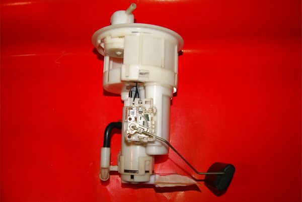 Где находится топливный фильтр на kia rio: когда его нужно менять, расположение и замена