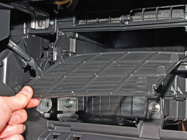 Замена салонного фильтра на Хендай Солярис своими руками