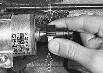 Почему машина глохнет на ходу, а потом заводится: причины