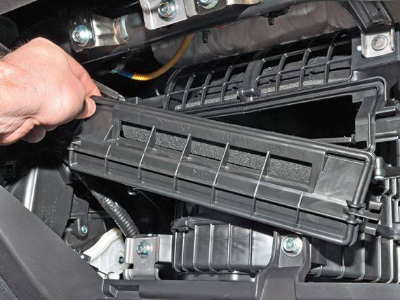 Замена салонного фильтра на Хендай Солярис своими руками