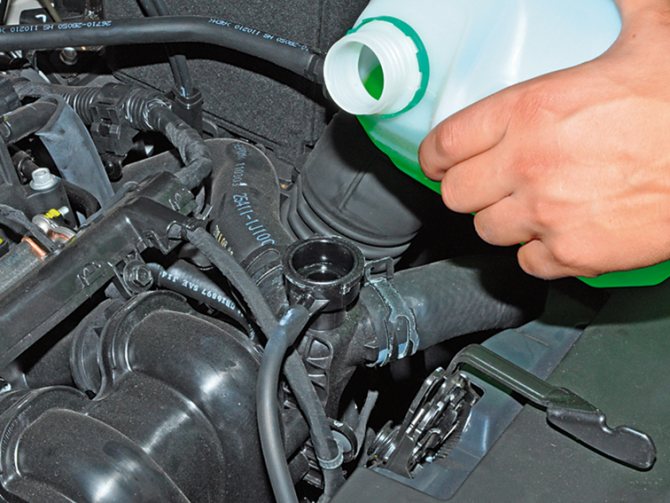Добавляет охлаждающую жидкость в горловину Hyundai Solaris