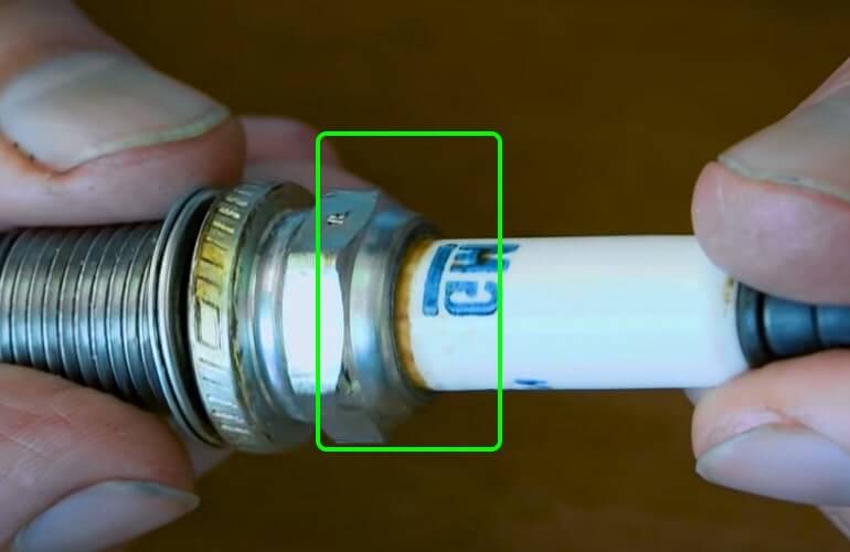 Коричневый пояс на изоляторе свечи зажигания Хендай Солярис