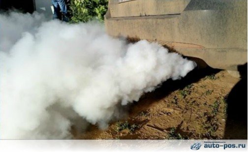 На фото - белый дым из глушителя дизеля