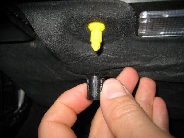 Облицовка под бардачком, которую удерживают 2 фиксатора