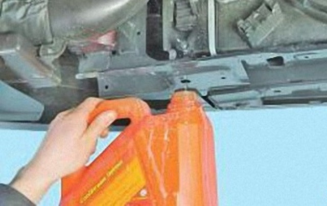 Слив жидкости из радиатора