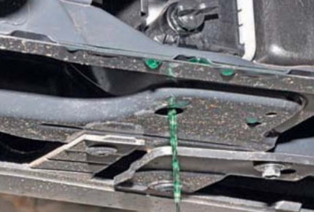 Слейте отработанную охлаждающую жидкость