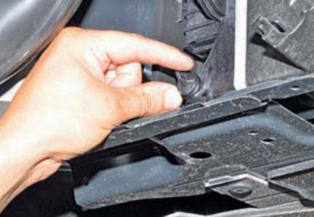 Отвинтить пробку