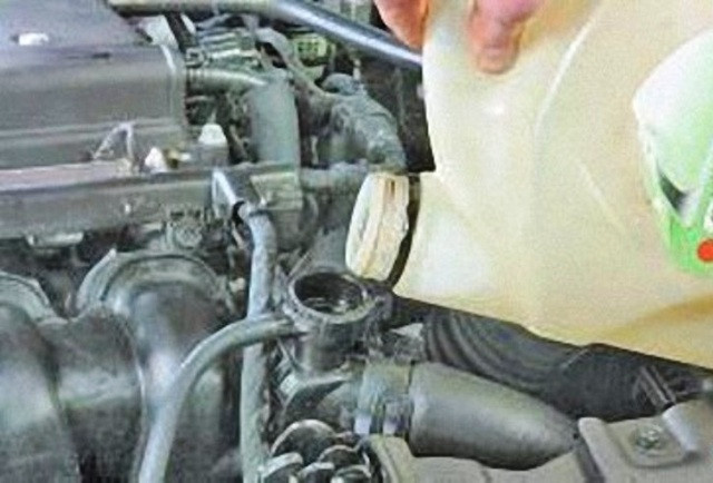 Залил новую охлаждающую жидкость