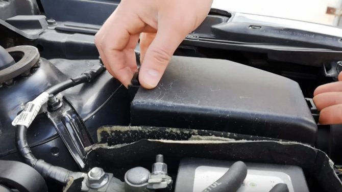 Процесс замены топливного фильтра Киа Рио 3