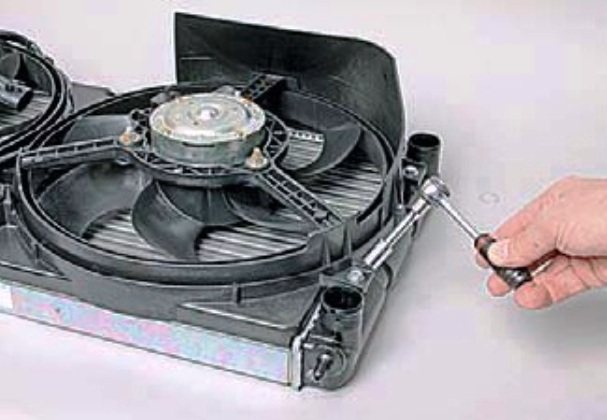 Как снять и заменить радиатор охлаждения Нива Шевроле