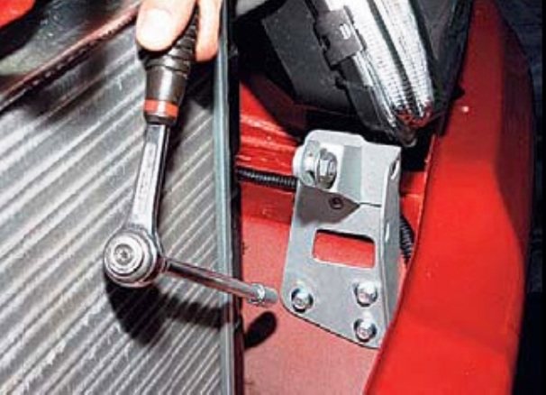 Как снять и заменить радиатор охлаждения Нива Шевроле