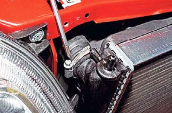 Как снять и заменить радиатор охлаждения Нива Шевроле