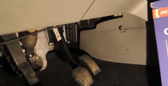 Салонный фильтр на Форд Фокус 2: где находится, замена