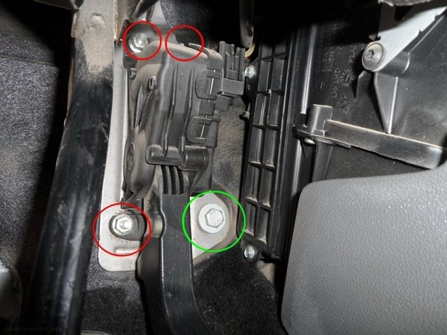 Салонный фильтр на Форд Фокус 2: где находится, замена