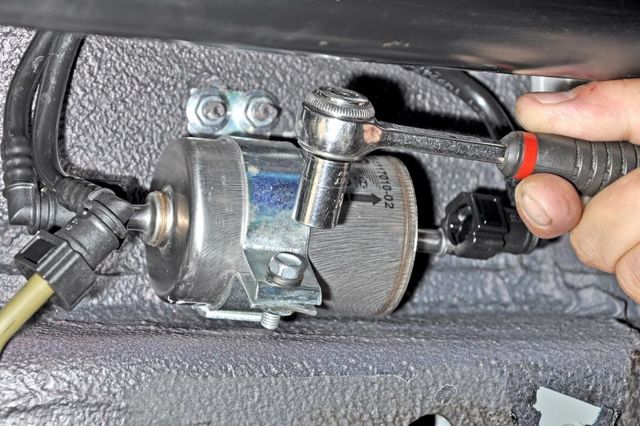 Самостоятельная замена топливного фильтра Шевроле Нива своими руками