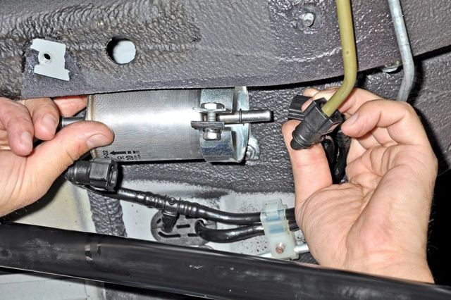 Самостоятельная замена топливного фильтра Шевроле Нива своими руками