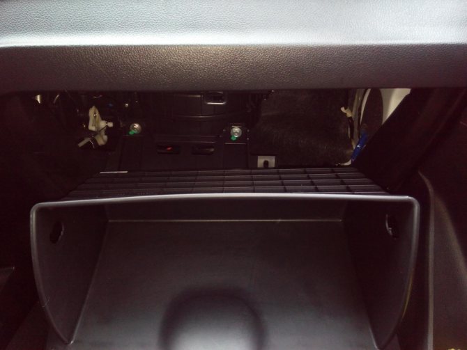 Снимаем бардачок