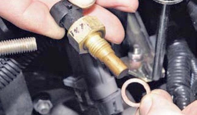 Датчик положения дроссельной заслонки Шевроле Нива: неисправности и процесс замены