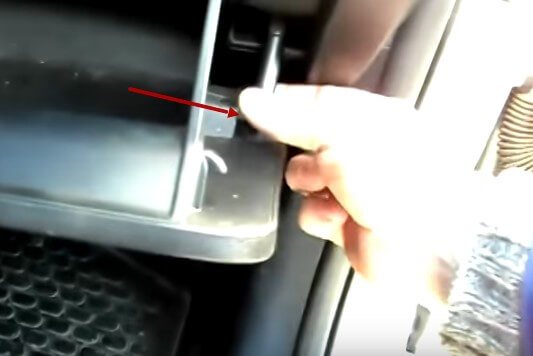 Замена салонного фильтра в KIA Sportage 3