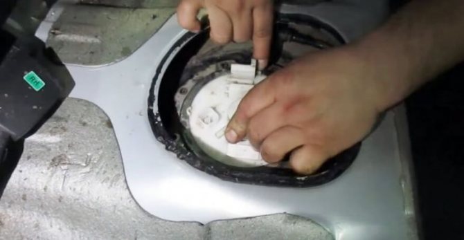 Замена топливного фильтра на автомобиле Хендай Солярис