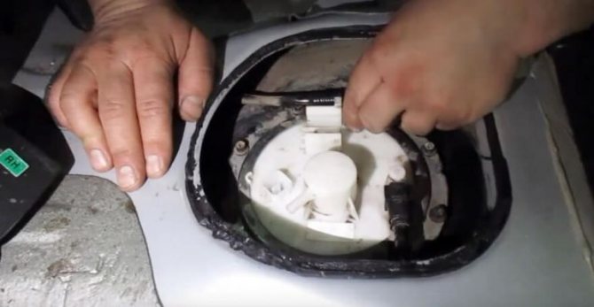 Замена топливного фильтра на автомобиле Хендай Солярис