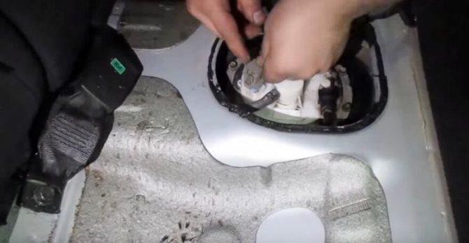 Замена топливного фильтра на автомобиле Хендай Солярис