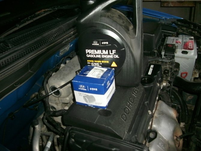 Поменять масляный фильтр в двигателе Киа Рио